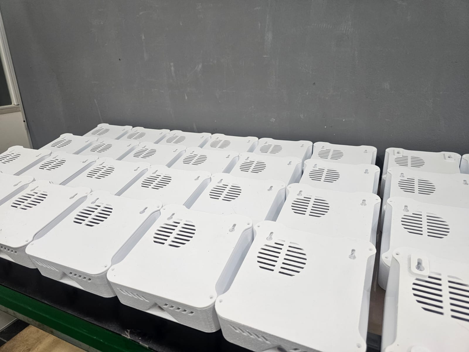 Gabinetes brancos produzidos em lote pela FOURDOT