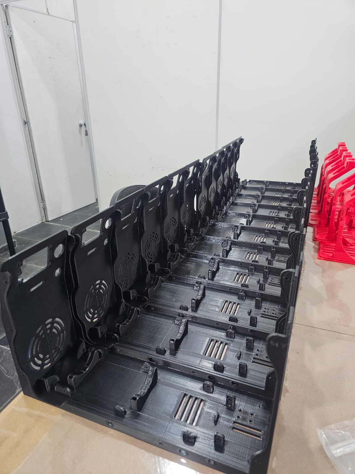 Gabinetes pretos fabricados em lote pela FOURDOT