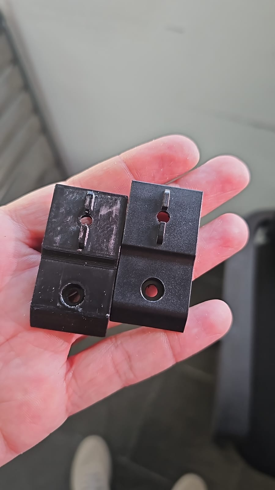 Foto real enviada pela FOURDOT, mostrando lado a lado uma peça de mercado e sua reprodução em impressão 3D